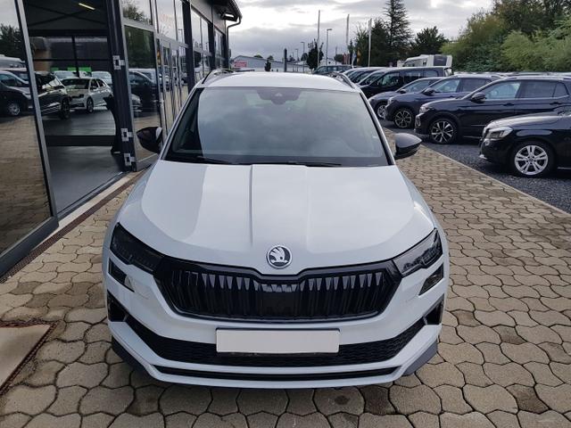 Skoda / Karoq / Weiß / / / Karoq Sportline 1,5TSI DSG 110KW Columbus, AHK, SHZ, Totwinkelassist, Virtual Pedal