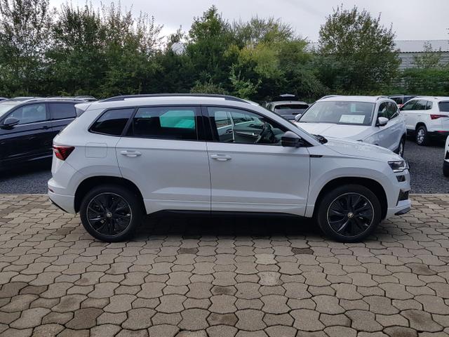 Skoda / Karoq / Weiß / / / Karoq Sportline 1,5TSI DSG 110KW Columbus, AHK, SHZ, Totwinkelassist, Virtual Pedal