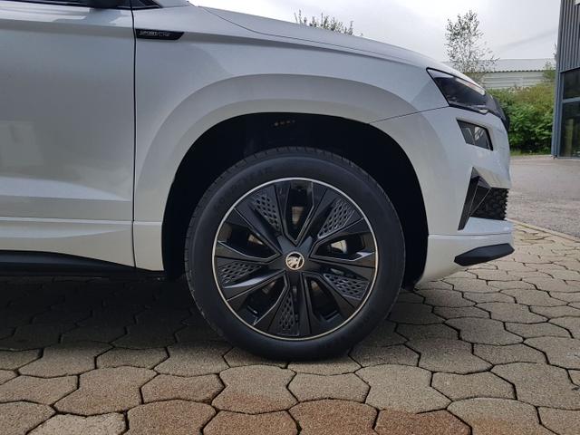 Skoda / Karoq / Weiß / / / Karoq Sportline 1,5TSI DSG 110KW Columbus, AHK, SHZ, Totwinkelassist, Virtual Pedal