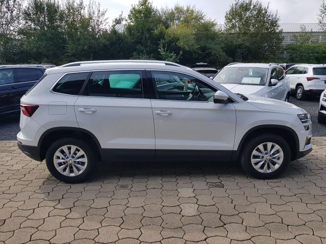 Skoda / Karoq / Weiß / / / Karoq Selection 2,0TDI 85KW PDC, Kamera