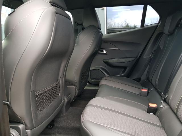 Peugeot / 2008 / Silber / / / 2008 GT 1,2 Automatik 96KW/130PS Navi, SHZ, Totwinkel