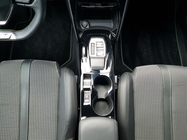 Peugeot / 2008 / Silber / / / 2008 GT 1,2 Automatik 96KW/130PS Navi, SHZ, Totwinkel