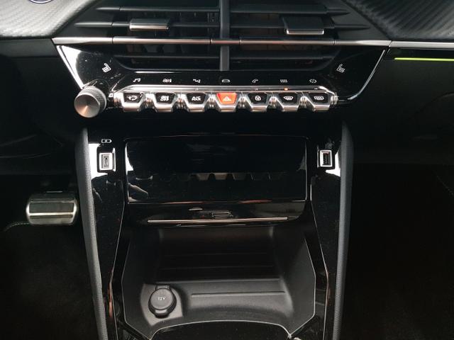 Peugeot / 2008 / Silber / / / 2008 GT 1,2 Automatik 96KW/130PS Navi, SHZ, Totwinkel