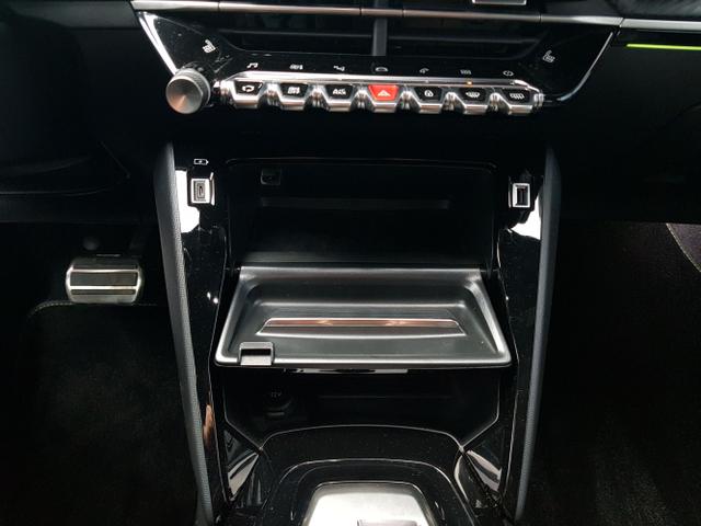 Peugeot / 2008 / Silber / / / 2008 GT 1,2 Automatik 96KW/130PS Navi, SHZ, Totwinkel