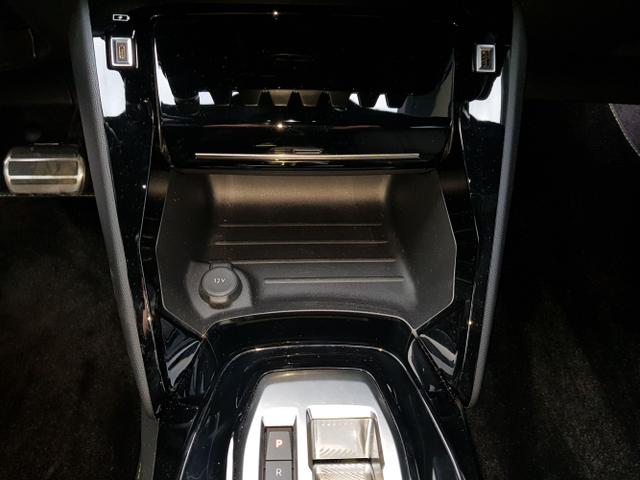 Peugeot / 2008 / Silber / / / 2008 GT 1,2 Automatik 96KW/130PS Navi, SHZ, Totwinkel