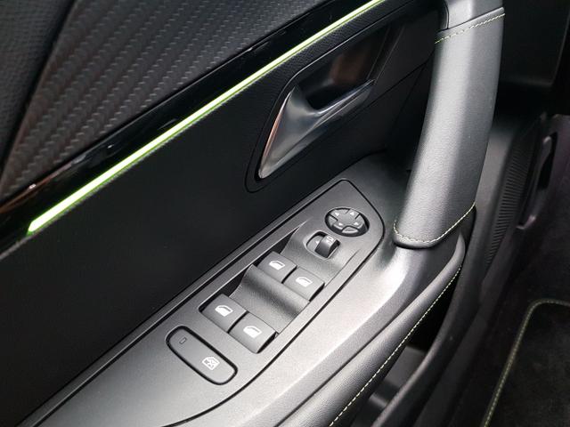 Peugeot / 2008 / Silber / / / 2008 GT 1,2 Automatik 96KW/130PS Navi, SHZ, Totwinkel