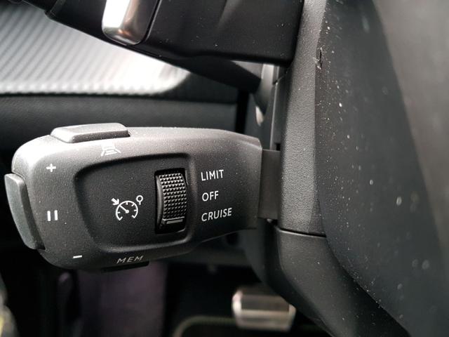 Peugeot / 2008 / Silber / / / 2008 GT 1,2 Automatik 96KW/130PS Navi, SHZ, Totwinkel