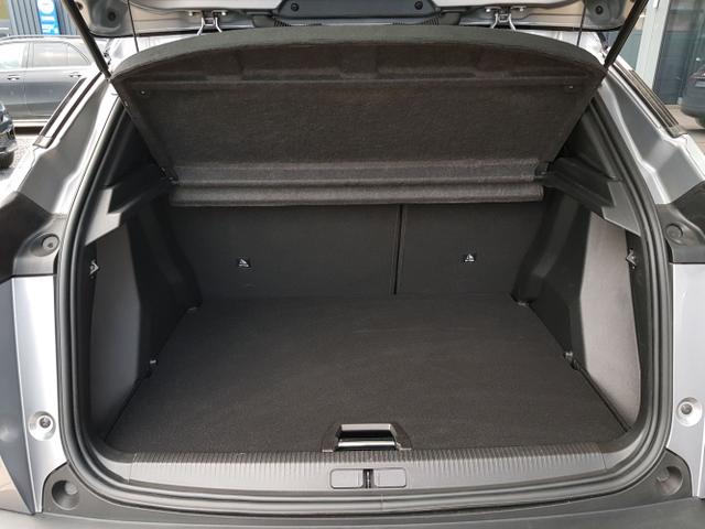Peugeot / 2008 / Silber / / / 2008 GT 1,2 Automatik 96KW/130PS Navi, SHZ, Totwinkel