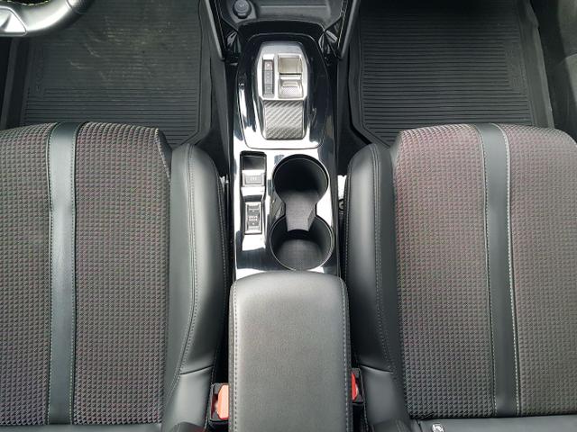 Peugeot / 2008 / Orange / / / 2008 GT 1,2 Automatik 96KW/130PS Navi, SHZ, Kamera, ACC