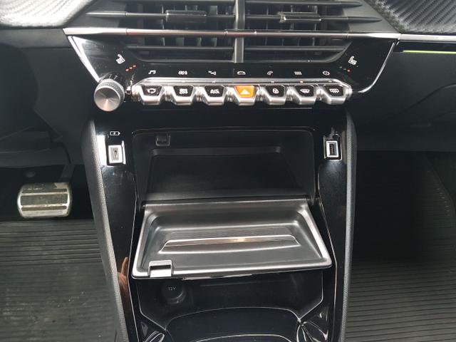 Peugeot / 2008 / Orange / / / 2008 GT 1,2 Automatik 96KW/130PS Navi, SHZ, Kamera, ACC