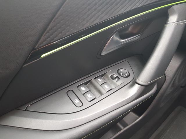 Peugeot / 2008 / Orange / / / 2008 GT 1,2 Automatik 96KW/130PS Navi, SHZ, Kamera, ACC