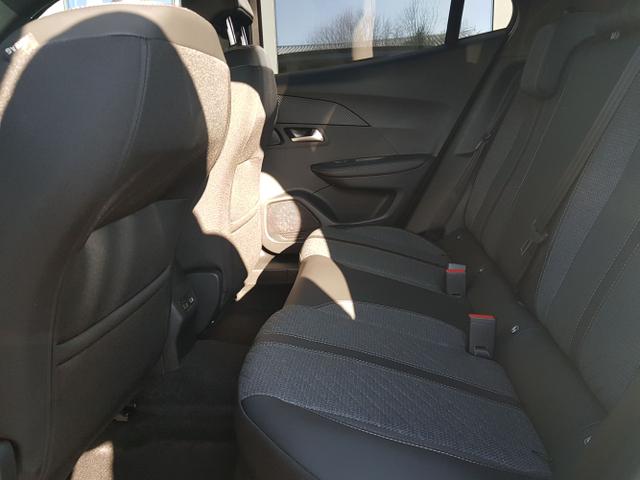 Peugeot / 2008 / Silber / / / 2008 Allure 1,2 PureTech 74KW/101PS Navi, SHZ, Kamera