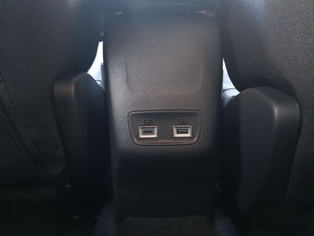 Peugeot / 2008 / Silber / / / 2008 Allure 1,2 PureTech 74KW/101PS Navi, SHZ, Kamera