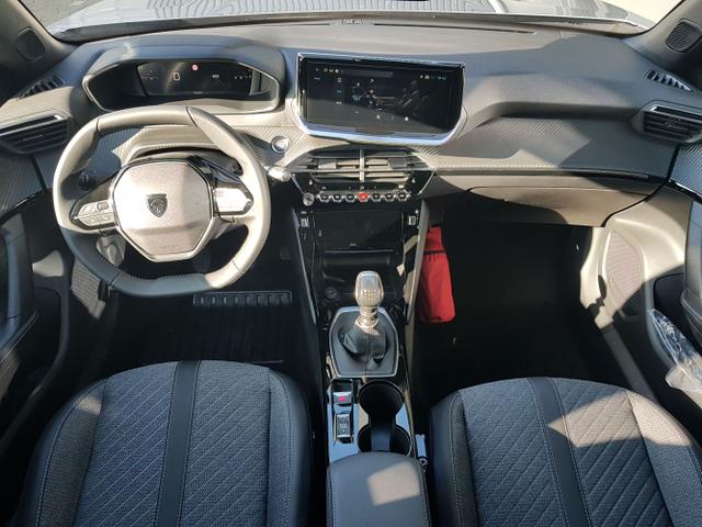 Peugeot / 2008 / Silber / / / 2008 Allure 1,2 PureTech 74KW/101PS Navi, SHZ, Kamera