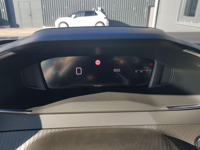 Peugeot / 2008 / Silber / / / 2008 Allure 1,2 PureTech 74KW/101PS Navi, SHZ, Kamera