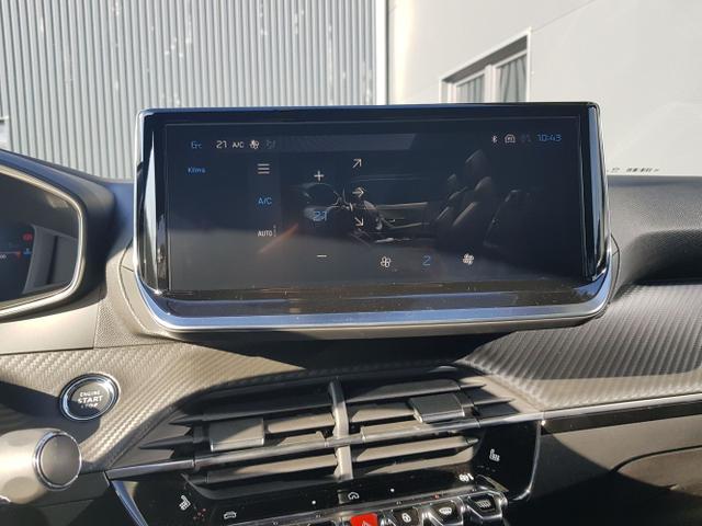 Peugeot / 2008 / Silber / / / 2008 Allure 1,2 PureTech 74KW/101PS Navi, SHZ, Kamera