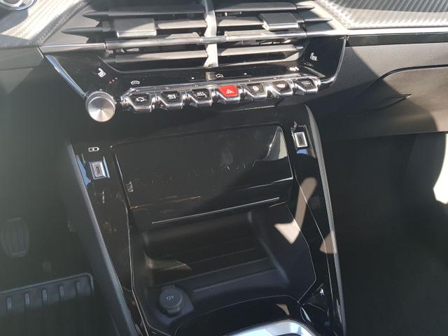Peugeot / 2008 / Silber / / / 2008 Allure 1,2 PureTech 74KW/101PS Navi, SHZ, Kamera