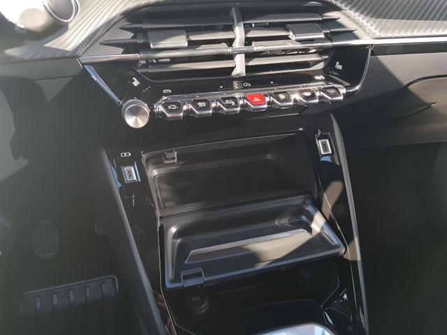 Peugeot / 2008 / Silber / / / 2008 Allure 1,2 PureTech 74KW/101PS Navi, SHZ, Kamera