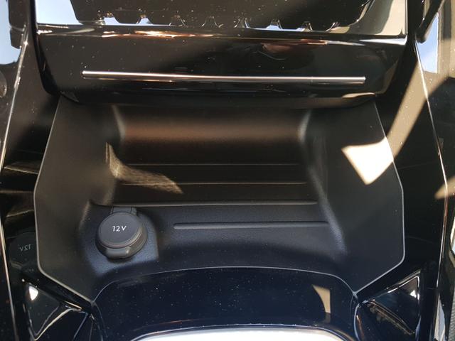 Peugeot / 2008 / Silber / / / 2008 Allure 1,2 PureTech 74KW/101PS Navi, SHZ, Kamera