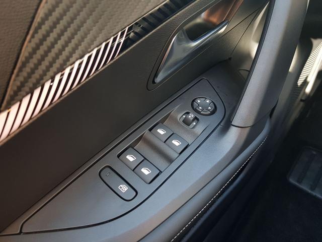 Peugeot / 2008 / Silber / / / 2008 Allure 1,2 PureTech 74KW/101PS Navi, SHZ, Kamera