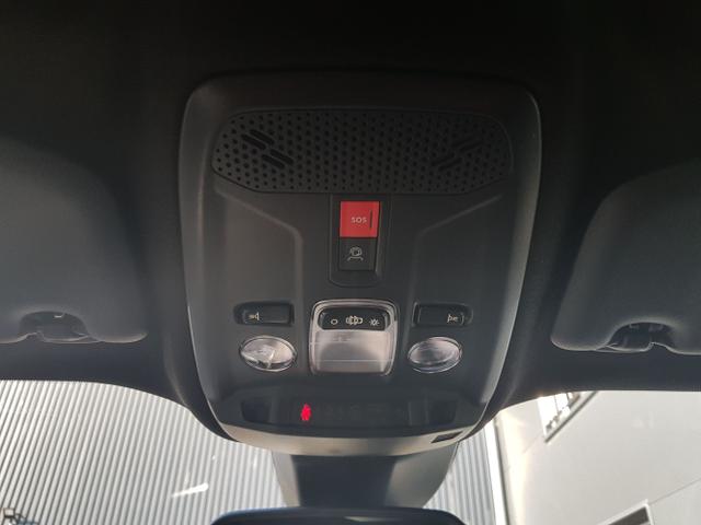Peugeot / 2008 / Silber / / / 2008 Allure 1,2 PureTech 74KW/101PS Navi, SHZ, Kamera