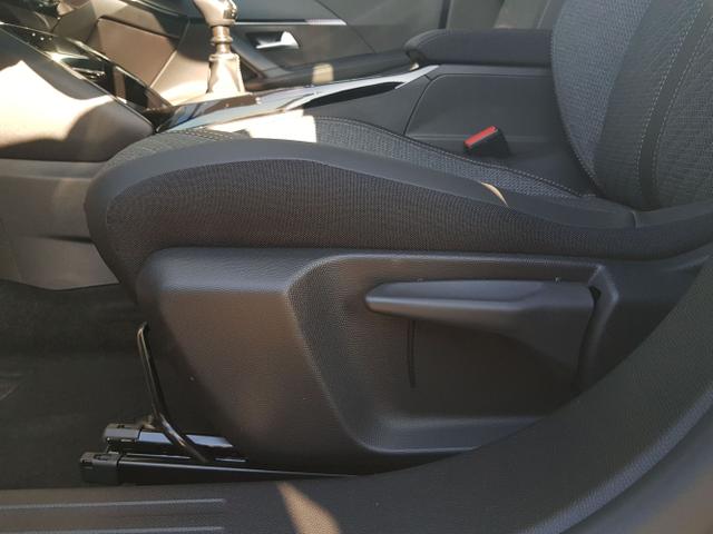 Peugeot / 2008 / Silber / / / 2008 Allure 1,2 PureTech 74KW/101PS Navi, SHZ, Kamera
