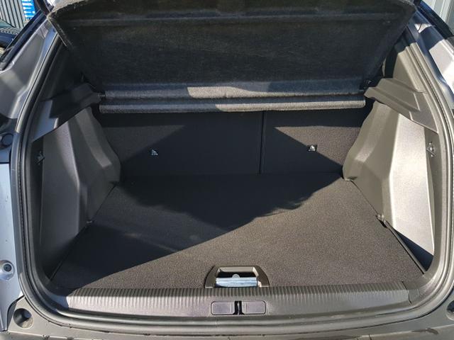 Peugeot / 2008 / Silber / / / 2008 Allure 1,2 PureTech 74KW/101PS Navi, SHZ, Kamera