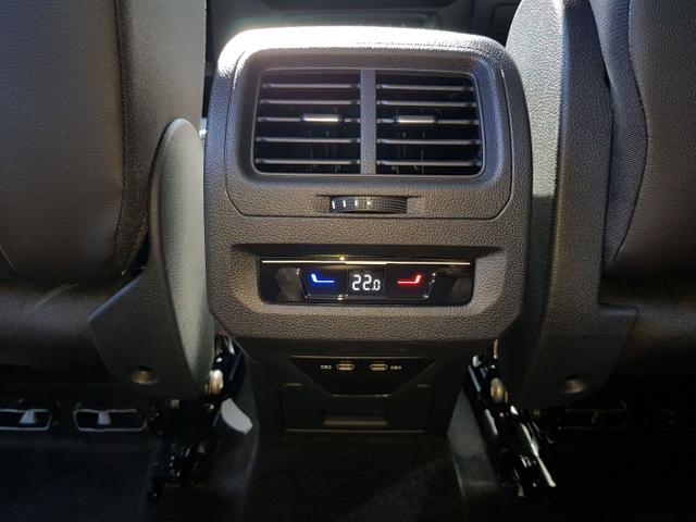 Volkswagen / Touran / Weiß / / / Touran Comfort Plus R-Line 1,5TSI DSG 110KW 7 Sitze, AHK, IQ-LED, Easy Open