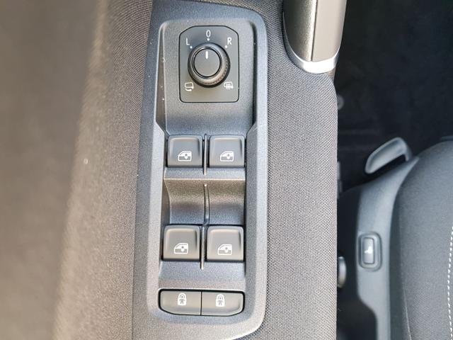 Volkswagen / Touran / Weiß / / / Touran Comfort Plus R-Line 1,5TSI DSG 110KW 7 Sitze, AHK, IQ-LED, Easy Open