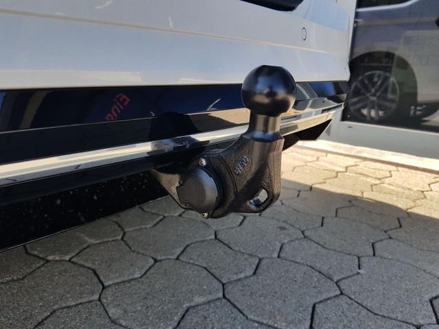 Volkswagen / Touran / Weiß / / / Touran Comfort Plus R-Line 1,5TSI DSG 110KW 7 Sitze, AHK, IQ-LED, Easy Open