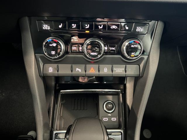 Skoda Karoq Selection Plus 1,5TSI DSG 110KW/150PS Panormadach, Lounge Sitze, AHK, Navi 