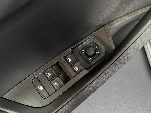 Skoda Karoq Selection Plus 1,5TSI DSG 110KW/150PS Panormadach, Lounge Sitze, AHK, Navi 