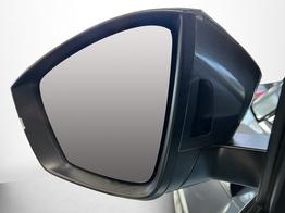 Skoda Karoq Selection Plus 1,5TSI DSG 110KW/150PS Panormadach, Lounge Sitze, AHK, Navi 