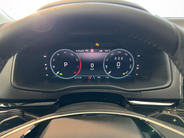 Skoda Karoq Selection Plus 1,5TSI DSG 110KW/150PS Panormadach, Lounge Sitze, AHK, Navi 