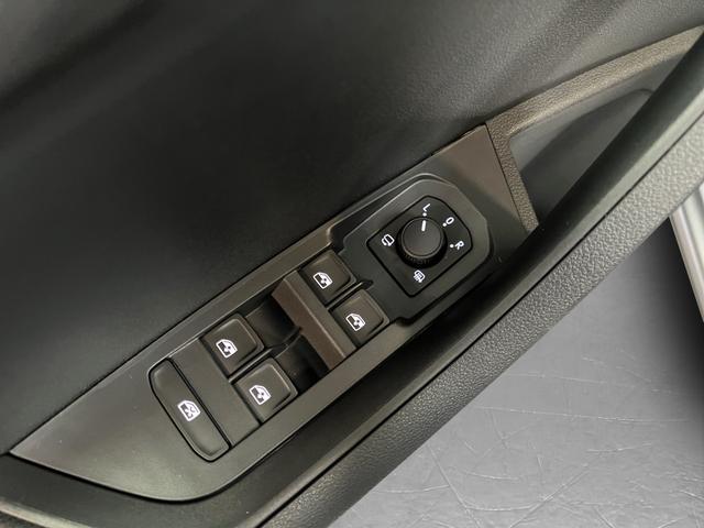 Skoda Karoq Selection Plus 1,5TSI DSG 110KW/150PS Panormadach, Lounge Sitze, AHK, Navi 