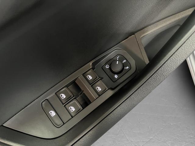 Skoda Karoq Selection Plus 1,5TSI DSG 110KW/150PS Panormadach, Lounge Sitze, AHK, Navi 