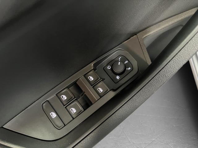 Skoda Karoq Selection Plus 1,5TSI DSG 110KW/150PS Panormadach, Lounge Sitze, AHK, Navi 