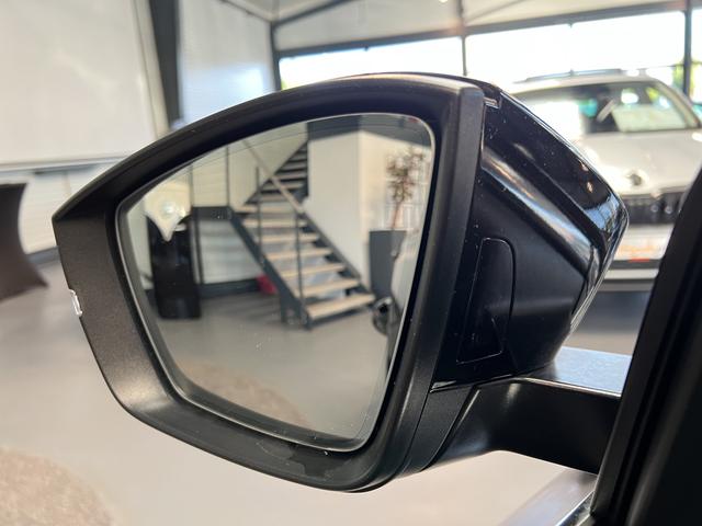 Skoda Karoq Selection Plus 1,5TSI DSG 110KW/150PS Panormadach, Lounge Sitze, AHK, Navi 