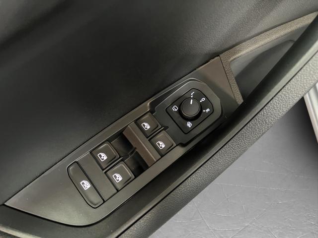 Skoda Karoq Selection Plus 1,5TSI DSG 110KW/150PS Panormadach, Lounge Sitze, AHK, Navi 