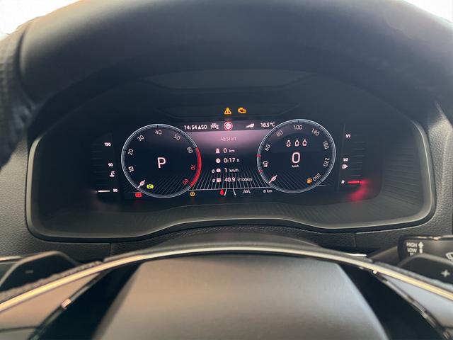 Skoda Karoq Selection Plus 1,5TSI DSG 110KW/150PS Panormadach, Lounge Sitze, AHK, Navi 