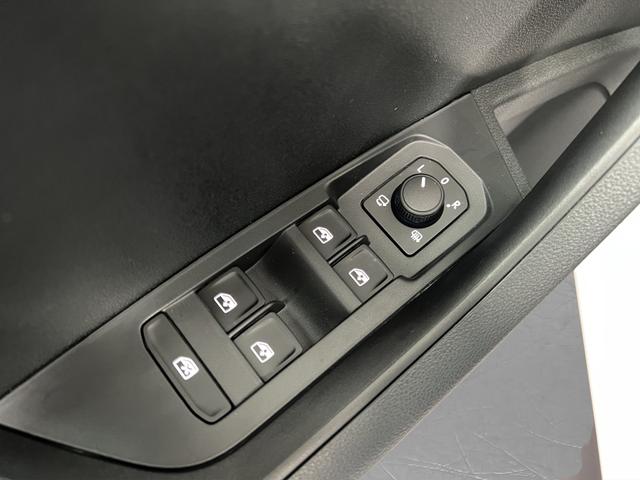 Skoda Karoq Selection Plus 1,5TSI DSG 110KW/150PS Panormadach, Lounge Sitze, AHK, Navi 