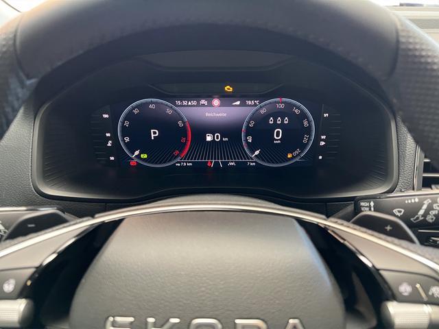 Skoda Karoq Selection Plus 1,5TSI DSG 110KW/150PS Panormadach, Lounge Sitze, AHK, Navi 