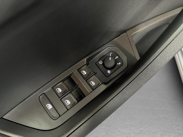 Skoda Karoq Selection Plus 1,5TSI DSG 110KW/150PS Panormadach, Lounge Sitze, AHK, Navi 