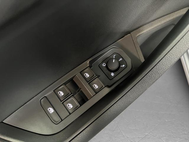 Skoda Karoq Selection Plus 1,5TSI DSG 110KW/150PS Panormadach, Lounge Sitze, AHK, Navi 