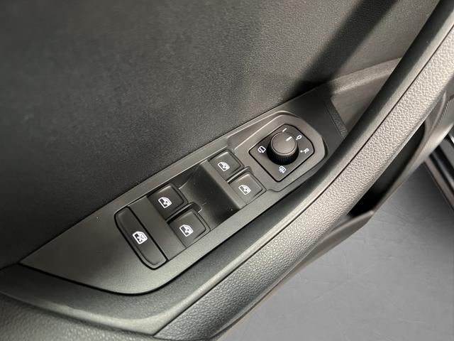 Skoda Karoq Selection Plus 1,5TSI DSG 110KW/150PS Panormadach, Lounge Sitze, AHK, Navi 