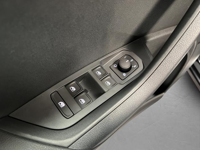 Skoda Karoq Selection Plus 1,5TSI DSG 110KW/150PS Panormadach, Lounge Sitze, AHK, Navi 