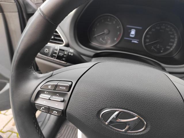 Hyundai i30 120 PS Automatik *Tempomat*Allwetter*PDC*SHZ 