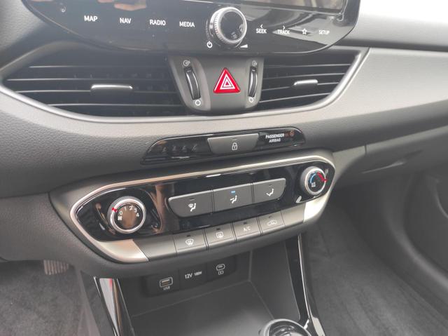 Hyundai i30 Kombi Smart SW DCT 1.5 MJ25*Navi*LED*Shzg*PDCv&h*Cam*16 