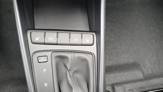 Hyundai BAYON Wave Wave*Navi*Shzg*Lhzg*PDC*Cam*16Zoll* 