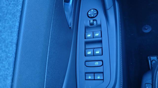 Peugeot 308 SW Hybrid 145 Allure FL*LED*Navi*Shzg*PDC*360*ACC*TotWi 